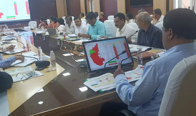 ‘ಬರ ಪರಿಸ್ಥಿತಿ’ ರೈತರ ನೆರವಿಗೆ ಧಾವಿಸುವಂತೆ ಅಧಿಕಾರಿಗಳಿಗೆ ಸಚಿವ ನರೇಂದ್ರಸ್ವಾಮಿ ಸೂಚನೆ ‘ಬರ ಪರಿಸ್ಥಿತಿ’ ರೈತರ ನೆರವಿಗೆ ಧಾವಿಸುವಂತೆ ಅಧಿಕಾರಿಗಳಿಗೆ ಸಚಿವ ನರೇಂದ್ರಸ್ವಾಮಿ ಸೂಚನೆ