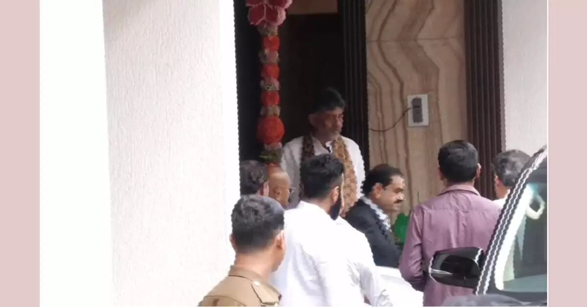 Bengaluru | ಸಿಎಂ ಡಿ.ಕೆ.ಶಿವಕುಮಾರ್ ನಿವಾಸಕ್ಕೆ ಉದ್ಯಮಿ ಗೌತಮ್ ಅದಾನಿ ಭೇಟಿ Bengaluru | ಸಿಎಂ ಡಿ.ಕೆ.ಶಿವಕುಮಾರ್ ನಿವಾಸಕ್ಕೆ ಉದ್ಯಮಿ ಗೌತಮ್ ಅದಾನಿ ಭೇಟಿ