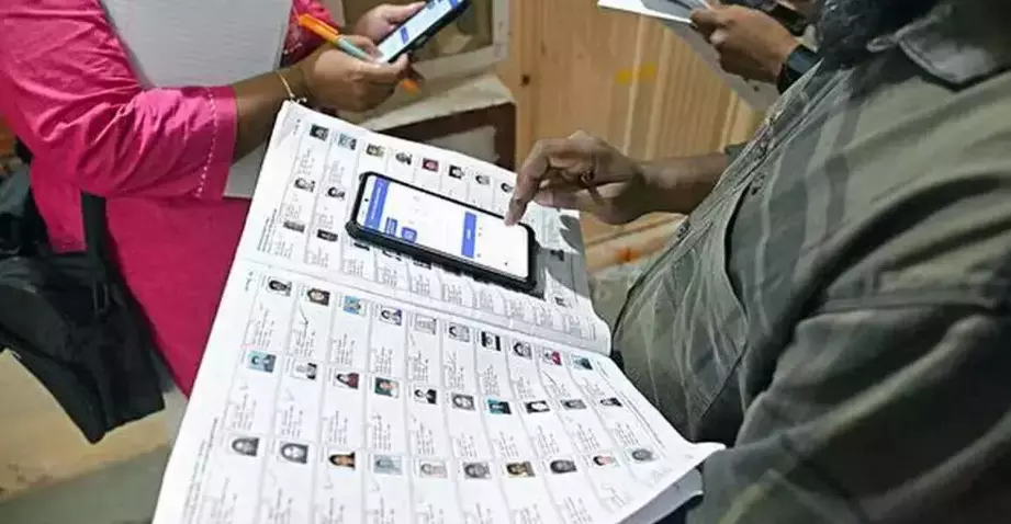 ನಾಳೆ(ಆ.24) ‘SIR’ ಕರಡು ಮತದಾರರ ಪಟ್ಟಿ ಪ್ರಕಟ: ‘ದಾಖಲೆಗಳ ಸಿದ್ಧತೆಗೆ ಮತದಾರರು ಸಜ್ಜಾಗಬೇಕು’ ನಾಳೆ(ಆ.24) ‘SIR’ ಕರಡು ಮತದಾರರ ಪಟ್ಟಿ ಪ್ರಕಟ: ‘ದಾಖಲೆಗಳ ಸಿದ್ಧತೆಗೆ ಮತದಾರರು ಸಜ್ಜಾಗಬೇಕು’