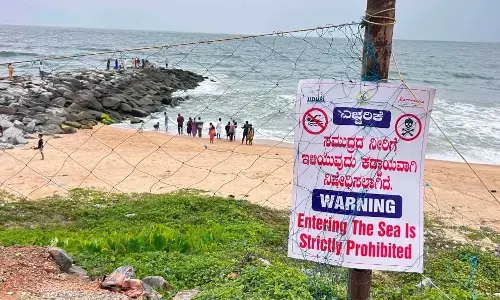 ಅಪಾಯ ಲೆಕ್ಕಿಸದೆ ಮರವಂತೆ ಬೀಚ್‌ನಲ್ಲಿ ಪ್ರವಾಸಿಗರಿಂದ ಸೆಲ್ಫಿ !