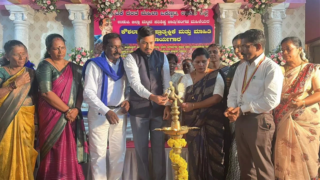ಶಾಸಕರು, ಜನಪ್ರತಿನಿಧಿಗಳ ಹಿಂಬಾಲಕರಿಗೆ ಮಾತ್ರ ಸಾಲ: ದಲಿತ ಮಹಿಳೆಯರ ಆಕ್ರೋಶ ಶಾಸಕರು, ಜನಪ್ರತಿನಿಧಿಗಳ ಹಿಂಬಾಲಕರಿಗೆ ಮಾತ್ರ ಸಾಲ: ದಲಿತ ಮಹಿಳೆಯರ ಆಕ್ರೋಶ