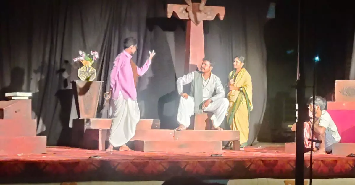 Lingsugur | ಸಂತೆಕಲ್ಲೂರಿನಲ್ಲಿ ‘ಸಣ್ಣ ಗೌಡಶ್ಯಾನಿ’ ನಾಟಕ ಪ್ರದರ್ಶನ Lingsugur | ಸಂತೆಕಲ್ಲೂರಿನಲ್ಲಿ ‘ಸಣ್ಣ ಗೌಡಶ್ಯಾನಿ’ ನಾಟಕ ಪ್ರದರ್ಶನ