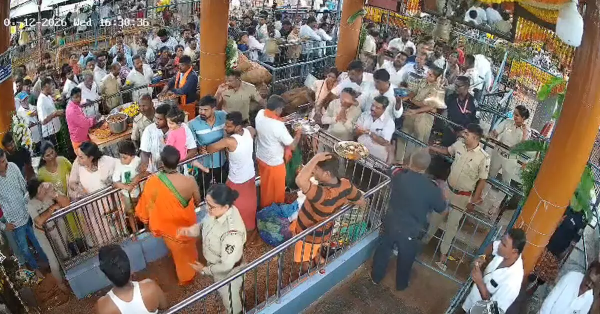 Mandya | ಮಹಿಳಾ ಪಿಎಸ್ಸೈಗೆ ಶಾಸಕ ಸುರೇಶ ಗೌಡ ಪುತ್ರಿ ಹಲ್ಲೆ ಪ್ರಕರಣ: ಮತ್ತಷ್ಟು ವಿಡಿಯೋಗಳು ಬಹಿರಂಗ Mandya | ಮಹಿಳಾ ಪಿಎಸ್ಸೈಗೆ ಶಾಸಕ ಸುರೇಶ ಗೌಡ ಪುತ್ರಿ ಹಲ್ಲೆ ಪ್ರಕರಣ: ಮತ್ತಷ್ಟು ವಿಡಿಯೋಗಳು ಬಹಿರಂಗ