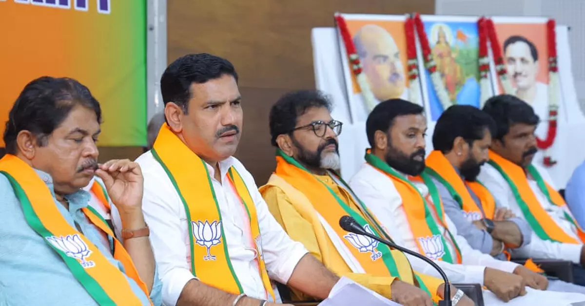 ಲೂಟಿ ಮಾಡಿದ ಹಣ ರಾಹುಲ್ ಗಾಂಧಿಯವರ ಮನೆಗೆ: ಶ್ರೀರಾಮುಲು ಆರೋಪ ಲೂಟಿ ಮಾಡಿದ ಹಣ ರಾಹುಲ್ ಗಾಂಧಿಯವರ ಮನೆಗೆ: ಶ್ರೀರಾಮುಲು ಆರೋಪ
