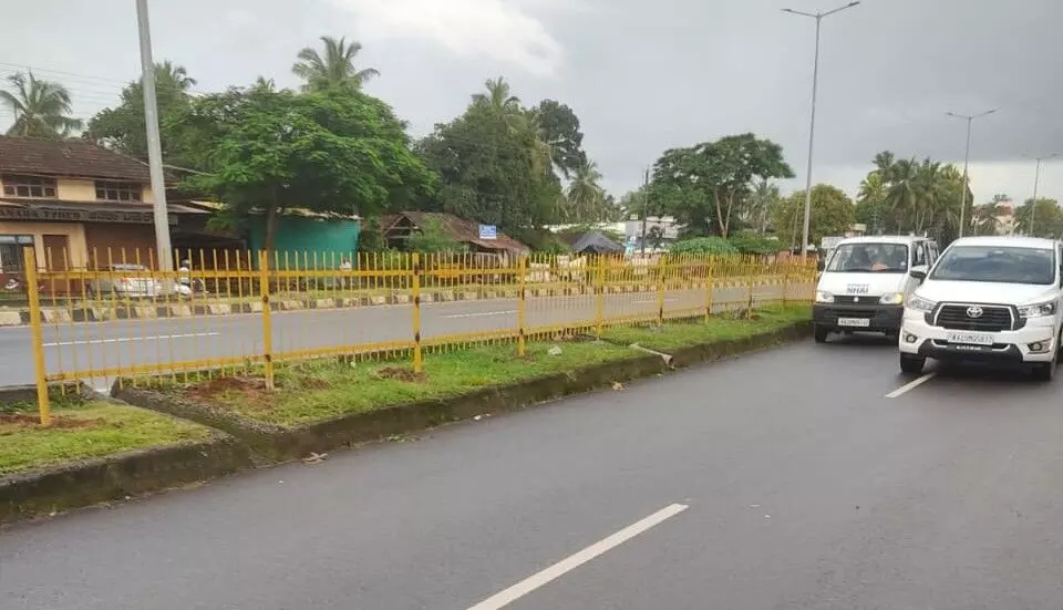 ಕುಂದಾಪುರ: ರಾಷ್ಟ್ರೀಯ ಹೆದ್ದಾರಿಗೆ ರಕ್ಷಣಾ ಬೇಲಿ ಅಳವಡಿಕೆ ಕುಂದಾಪುರ: ರಾಷ್ಟ್ರೀಯ ಹೆದ್ದಾರಿಗೆ ರಕ್ಷಣಾ ಬೇಲಿ ಅಳವಡಿಕೆ