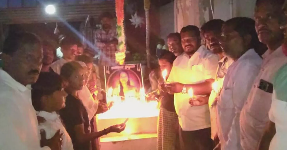 ರಾಯಚೂರು: ಅತ್ಯಾಚಾರ-ಕೊಲೆ ಖಂಡಿಸಿ ಕ್ಯಾಂಡಲ್ ಮಾರ್ಚ್ ರಾಯಚೂರು: ಅತ್ಯಾಚಾರ-ಕೊಲೆ ಖಂಡಿಸಿ ಕ್ಯಾಂಡಲ್ ಮಾರ್ಚ್