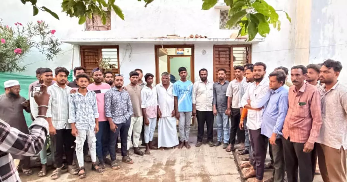 ಲಿಂಗಸುಗೂರು ಕೊಲೆ ಪ್ರಕರಣ: ಸಂತ್ರಸ್ತ ಕುಟುಂಬಕ್ಕೆ ಅಂಜುಮನ್ ಸಮಿತಿಯಿಂದ ಸಾಂತ್ವನ, ನೆರವು ಲಿಂಗಸುಗೂರು ಕೊಲೆ ಪ್ರಕರಣ: ಸಂತ್ರಸ್ತ ಕುಟುಂಬಕ್ಕೆ ಅಂಜುಮನ್ ಸಮಿತಿಯಿಂದ ಸಾಂತ್ವನ, ನೆರವು