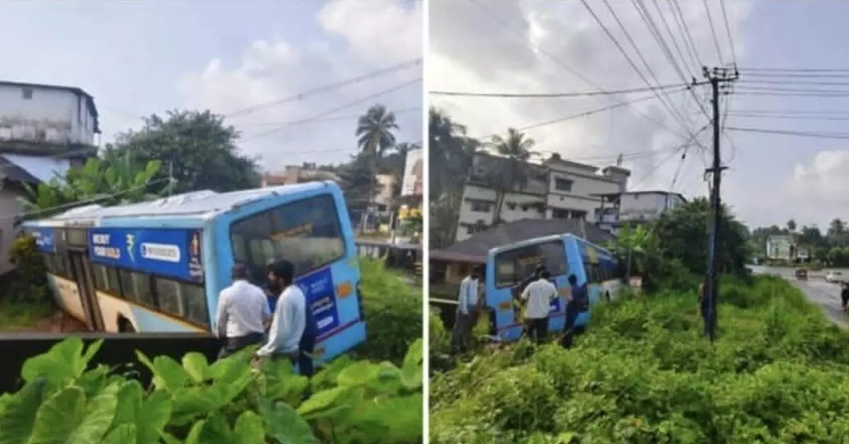 ಪುತ್ತೂರು: ಬ್ರೇಕ್ ಫೇಲ್ ಆಗಿ ಮನೆಯ ಕಾಂಪೌಂಡ್ಗೆ ಢಿಕ್ಕಿ ಹೊಡೆದ ಕೆಎಸ್ಸಾರ್ಟಿಸಿ ಬಸ್ ಪುತ್ತೂರು: ಬ್ರೇಕ್ ಫೇಲ್ ಆಗಿ ಮನೆಯ ಕಾಂಪೌಂಡ್ಗೆ ಢಿಕ್ಕಿ ಹೊಡೆದ ಕೆಎಸ್ಸಾರ್ಟಿಸಿ ಬಸ್