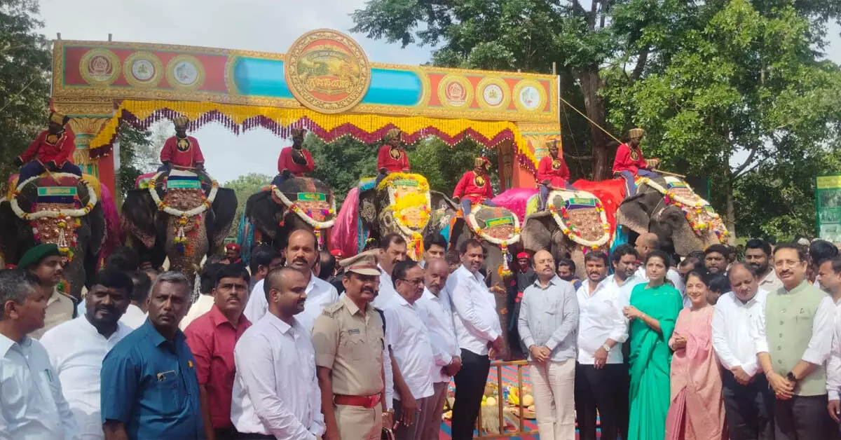 ವೀರನಹೊಸಹಳ್ಳಿಯಲ್ಲಿ ದಸರಾ ಗಜಪಯಣಕ್ಕೆ ಸಚಿವ ಡಾ. ಯತೀಂದ್ರ ಸಿದ್ಧರಾಮಯ್ಯ ವಿದ್ಯುಕ್ತ ಚಾಲನೆ: ದಸರಾ ಮಹೋತ್ಸವಕ್ಕೆ ಮುನ್ನುಡಿ ವೀರನಹೊಸಹಳ್ಳಿಯಲ್ಲಿ ದಸರಾ ಗಜಪಯಣಕ್ಕೆ ಸಚಿವ ಡಾ. ಯತೀಂದ್ರ ಸಿದ್ಧರಾಮಯ್ಯ ವಿದ್ಯುಕ್ತ ಚಾಲನೆ: ದಸರಾ ಮಹೋತ್ಸವಕ್ಕೆ ಮುನ್ನುಡಿ