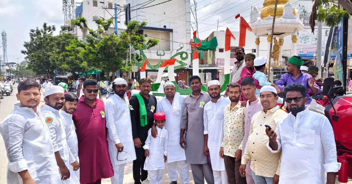 ಸಿಂಧನೂರಿನಲ್ಲಿ ಅದ್ದೂರಿಯಾಗಿ ನಡೆದ ಮಿಲಾದುನ್ನಬಿ ಆಚರಣೆ; ಸ್ತಬ್ಧ ಚಿತ್ರಗಳ ಭವ್ಯ ಮೆರವಣಿಗೆ ಸಿಂಧನೂರಿನಲ್ಲಿ ಅದ್ದೂರಿಯಾಗಿ ನಡೆದ ಮಿಲಾದುನ್ನಬಿ ಆಚರಣೆ; ಸ್ತಬ್ಧ ಚಿತ್ರಗಳ ಭವ್ಯ ಮೆರವಣಿಗೆ