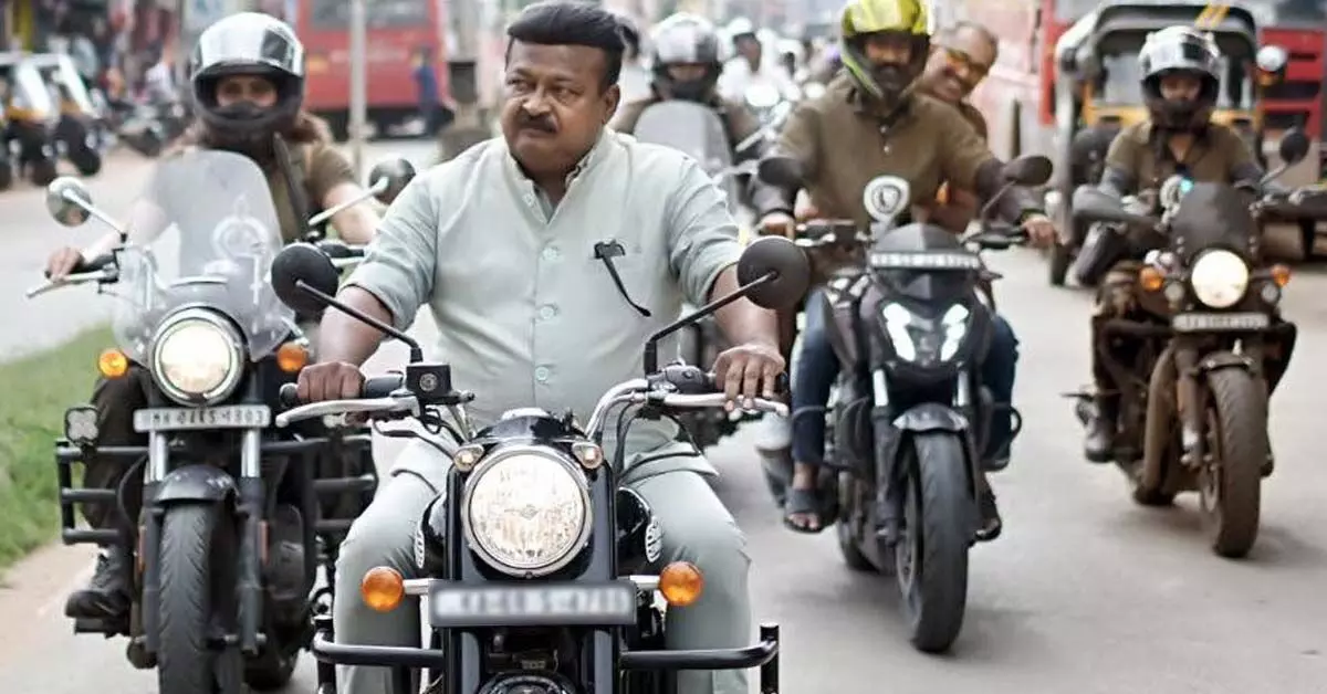 ಹೆಲ್ಮೆಟ್ ಇಲ್ಲದೆ ಬೈಕ್ ಚಾಲನೆ; ಶಾಸಕ ಪ್ರಕಾಶ್ ಕೋಳಿವಾಡಗೆ ದಂಡ ಹೆಲ್ಮೆಟ್ ಇಲ್ಲದೆ ಬೈಕ್ ಚಾಲನೆ; ಶಾಸಕ ಪ್ರಕಾಶ್ ಕೋಳಿವಾಡಗೆ ದಂಡ