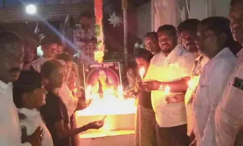 ರಾಯಚೂರು:  ಅತ್ಯಾಚಾರ-ಕೊಲೆ ಖಂಡಿಸಿ ಕ್ಯಾಂಡಲ್ ಮಾರ್ಚ್