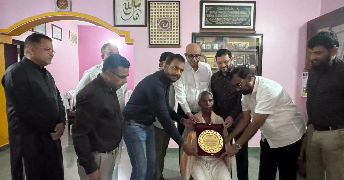 SKMWA ಕತಾರ್ ವತಿಯಿಂದ ಪದ್ಮಶ್ರೀ ಹರೇಕಳ ಹಾಜಬ್ಬರಿಗೆ ಗೌರವ ಸನ್ಮಾನ SKMWA ಕತಾರ್ ವತಿಯಿಂದ ಪದ್ಮಶ್ರೀ ಹರೇಕಳ ಹಾಜಬ್ಬರಿಗೆ ಗೌರವ ಸನ್ಮಾನ