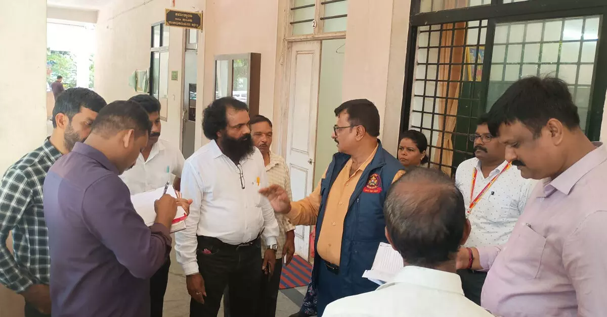 ಉಡುಪಿ ಜಿಲ್ಲೆಯ ಆರು ತಾಲೂಕು ಕಚೇರಿಗಳಿಗೆ ಲೋಕಾಯುಕ್ತ ದಾಳಿ: ಕಡತಗಳ ಪರಿಶೀಲನೆ ಉಡುಪಿ ಜಿಲ್ಲೆಯ ಆರು ತಾಲೂಕು ಕಚೇರಿಗಳಿಗೆ ಲೋಕಾಯುಕ್ತ ದಾಳಿ: ಕಡತಗಳ ಪರಿಶೀಲನೆ
