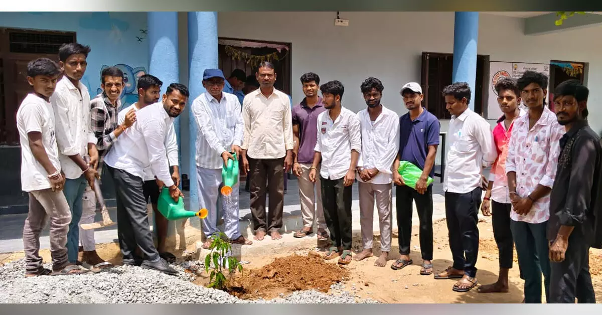 Yadgiri | ಗಣೇಶ್ ಹಬ್ಬದ ಪ್ರಯುಕ್ತ ಬೆಳಗೇರಾ ಯುವಕರಿಂದ ಗಿಡ ನೆಡುವ ಕಾರ್ಯಕ್ರಮ Yadgiri | ಗಣೇಶ್ ಹಬ್ಬದ ಪ್ರಯುಕ್ತ ಬೆಳಗೇರಾ ಯುವಕರಿಂದ ಗಿಡ ನೆಡುವ ಕಾರ್ಯಕ್ರಮ