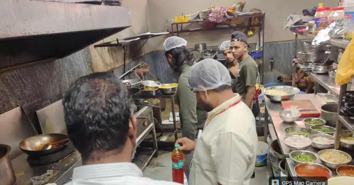 Koppal | ವಿವಿಧ ಹೋಟೆಲ್ಗಳ ಮೇಲೆ ದಿಢೀರ್ ದಾಳಿ: ಅವಧಿ ಮೀರಿದ ಆಹಾರ ಪದಾರ್ಥಗಳ ವಶ Koppal | ವಿವಿಧ ಹೋಟೆಲ್ಗಳ ಮೇಲೆ ದಿಢೀರ್ ದಾಳಿ: ಅವಧಿ ಮೀರಿದ ಆಹಾರ ಪದಾರ್ಥಗಳ ವಶ