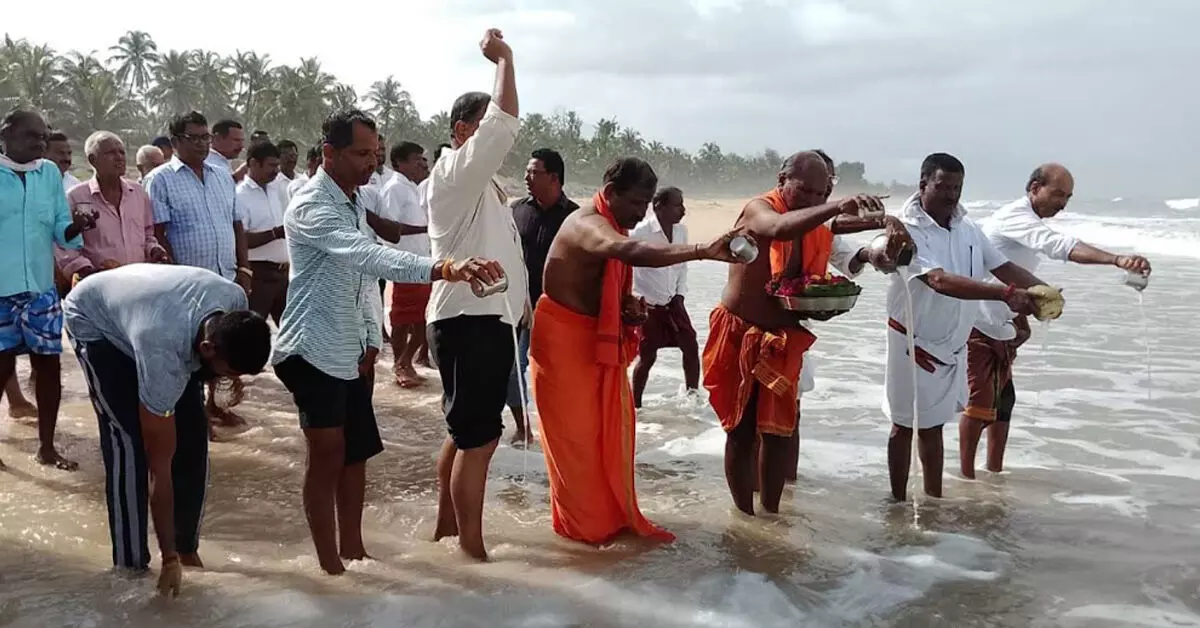 ಶ್ರಾವಣ ಹುಣ್ಣಿಮೆ : ಕಾಪು ತಾಲ್ಲೂಕಿನ ವಿವಿಧೆಡೆ ಸಮುದ್ರ ಪೂಜೆ ಶ್ರಾವಣ ಹುಣ್ಣಿಮೆ : ಕಾಪು ತಾಲ್ಲೂಕಿನ ವಿವಿಧೆಡೆ ಸಮುದ್ರ ಪೂಜೆ