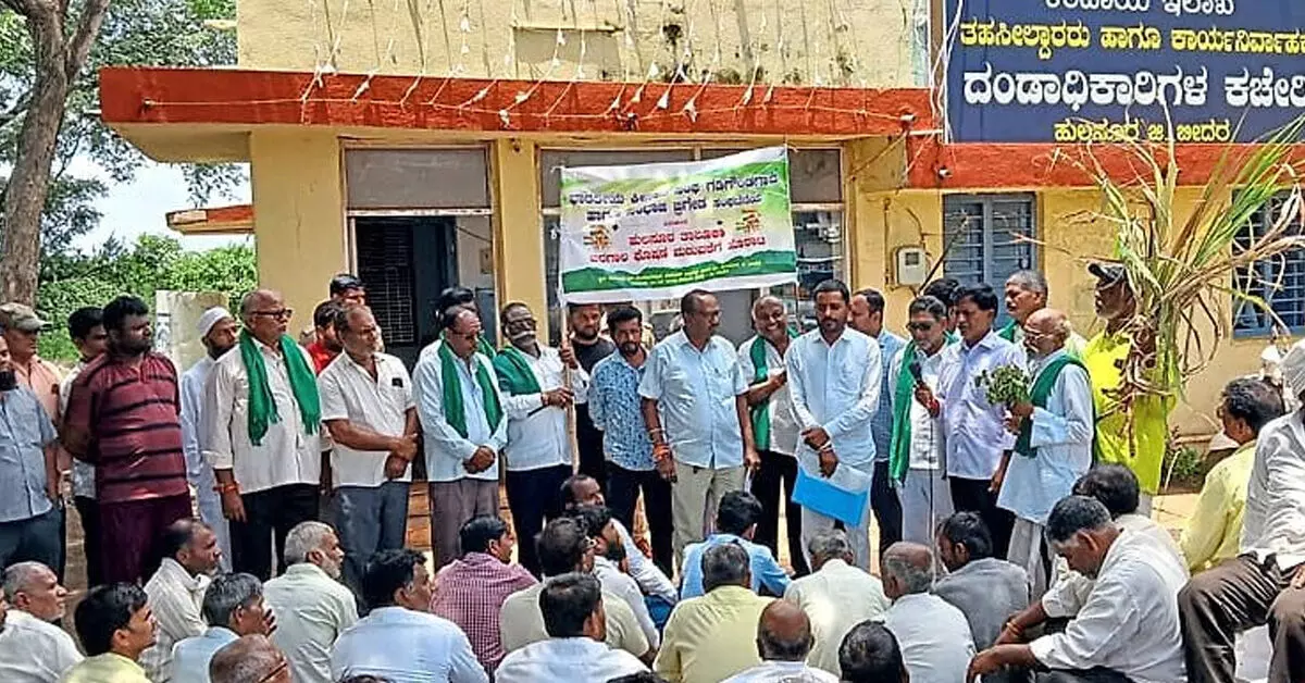 ಹುಲಸೂರು ತಾಲೂಕನ್ನು ಬರಪೀಡಿತವೆಂದು ಘೋಷಿಸಲು ರೈತರ ಆಗ್ರಹ ಹುಲಸೂರು ತಾಲೂಕನ್ನು ಬರಪೀಡಿತವೆಂದು ಘೋಷಿಸಲು ರೈತರ ಆಗ್ರಹ