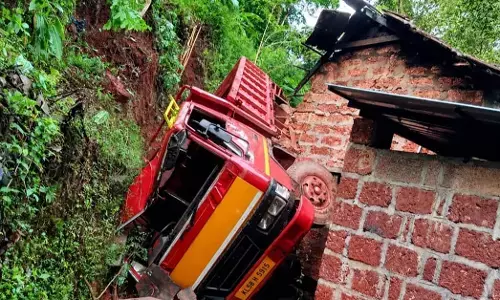 Kasargod | ಮನೆ ಮೇಲೆ ಉರುಳಿಬಿದ್ದ ಲಾರಿ: ಚಾಲಕ ಮೃತ್ಯು