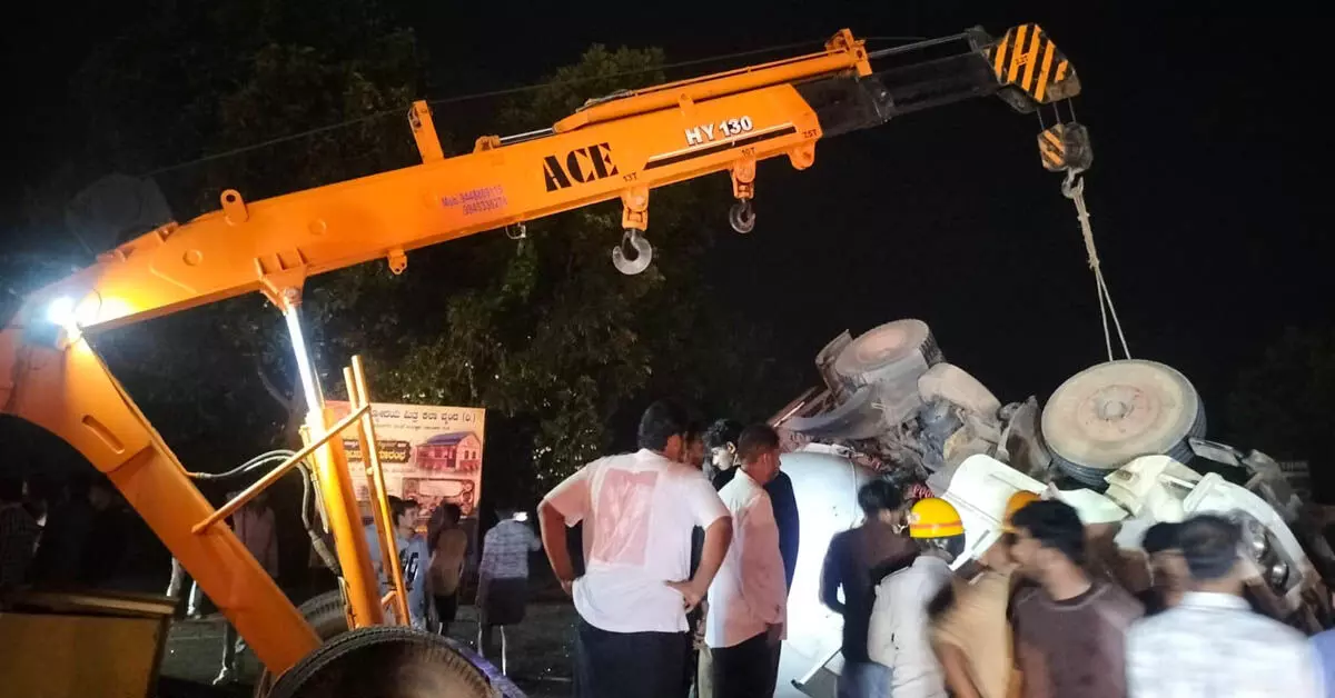 ತುಂಬೆ : ರಸ್ತೆ ವಿಭಜಕಕ್ಕೆ ಢಿಕ್ಕಿ ಹೊಡೆದು ಮಗುಚಿ ಬಿದ್ದ ಎಲ್ಪಿಜಿ ಸಾಗಾಟದ ಲಾರಿ ತುಂಬೆ : ರಸ್ತೆ ವಿಭಜಕಕ್ಕೆ ಢಿಕ್ಕಿ ಹೊಡೆದು ಮಗುಚಿ ಬಿದ್ದ ಎಲ್ಪಿಜಿ ಸಾಗಾಟದ ಲಾರಿ