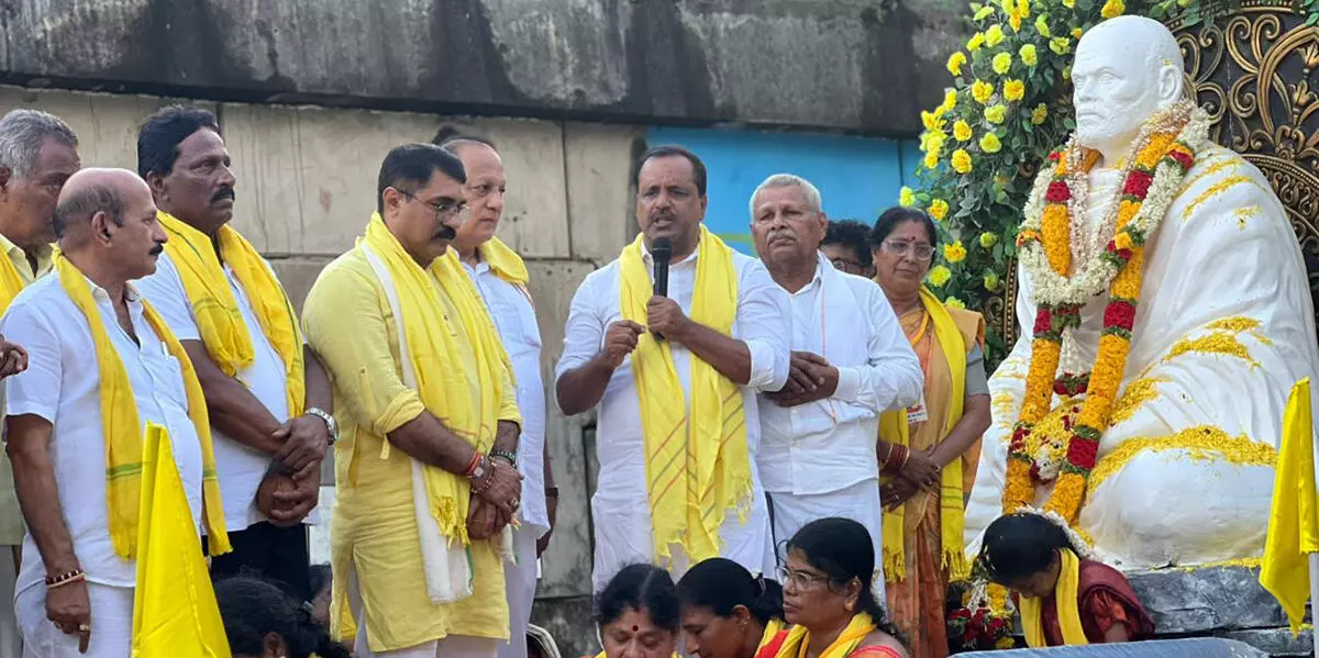 ಉಡುಪಿ | ಗುರು ಸಂದೇಶ ಜಾಥಾ ಹಾಗೂ ರಾಜ್ಯ ಮಟ್ಟದ ಭಾಷಣ ಸ್ಪರ್ಧೆಗೆ ಸಚಿವ ಯು.ಟಿ. ಖಾದರ್ ಚಾಲನೆ ಉಡುಪಿ | ಗುರು ಸಂದೇಶ ಜಾಥಾ ಹಾಗೂ ರಾಜ್ಯ ಮಟ್ಟದ ಭಾಷಣ ಸ್ಪರ್ಧೆಗೆ ಸಚಿವ ಯು.ಟಿ. ಖಾದರ್ ಚಾಲನೆ