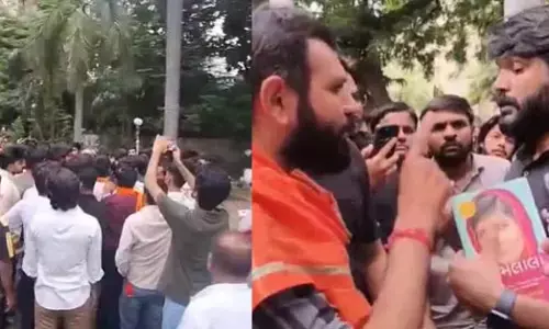 Ahmedabad | ಮಲಾಲಾ, ಆ್ಯನ್ ಫ್ರಾಂಕ್ ಪುಸ್ತಕಗಳ ಓದು ಪ್ರತಿಭಟನೆಗೆ VHP ಸದಸ್ಯರಿಂದ ಅಡ್ಡಿ; ಹಲ್ಲೆ ಆರೋಪ, ಮೂವರ ಬಂಧನ