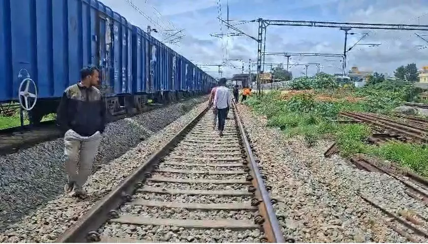 ದೊಡ್ಡಬಳ್ಳಾಪುರ: ರೈಲು ಢಿಕ್ಕಿಯಾಗಿ ಅಜ್ಜಿ, ಇಬ್ಬರು ಮೊಮ್ಮಕ್ಕಳು ಮೃತ್ಯು ದೊಡ್ಡಬಳ್ಳಾಪುರ: ರೈಲು ಢಿಕ್ಕಿಯಾಗಿ ಅಜ್ಜಿ, ಇಬ್ಬರು ಮೊಮ್ಮಕ್ಕಳು ಮೃತ್ಯು