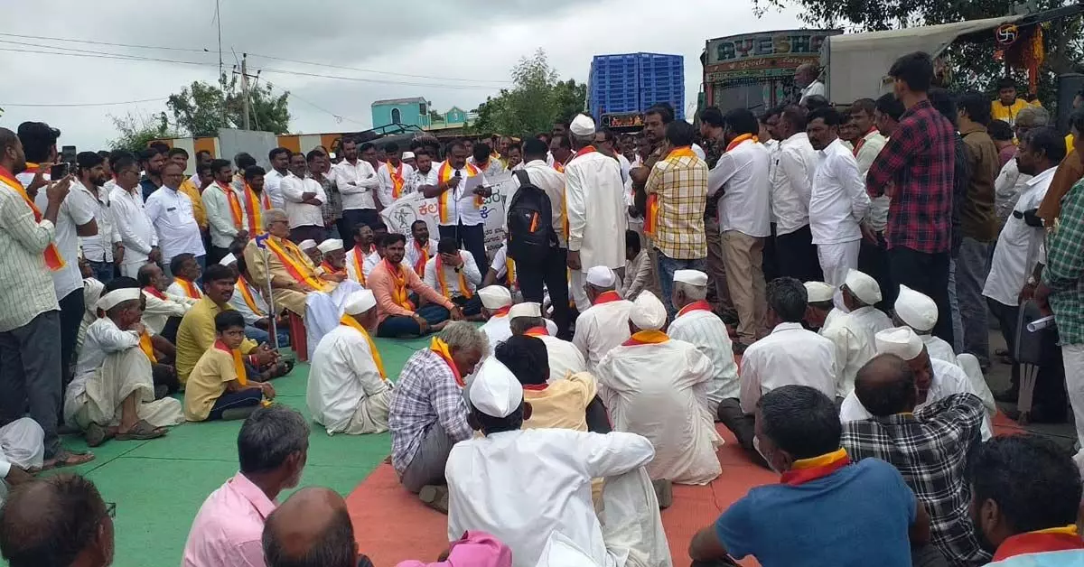 Alanda | ಬರ ಘೋಷಣೆ, ಬೆಳೆವಿಮೆ ಪಾವತಿಗೆ ಆಗ್ರಹ: ಎತ್ತಿನಗಾಡಿಗಳೊಂದಿಗೆ ಹೆದ್ದಾರಿ ತಡೆ Alanda | ಬರ ಘೋಷಣೆ, ಬೆಳೆವಿಮೆ ಪಾವತಿಗೆ ಆಗ್ರಹ: ಎತ್ತಿನಗಾಡಿಗಳೊಂದಿಗೆ ಹೆದ್ದಾರಿ ತಡೆ