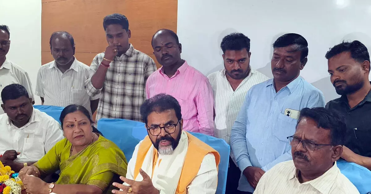 ಬಿಜೆಪಿ-ಜೆಡಿಎಸ್ ಮಧ್ಯೆ ಸಮನ್ವಯದ ಕೊರತೆ: ಛಲವಾದಿ ನಾರಾಯಣಸ್ವಾಮಿ ಬಿಜೆಪಿ-ಜೆಡಿಎಸ್ ಮಧ್ಯೆ ಸಮನ್ವಯದ ಕೊರತೆ: ಛಲವಾದಿ ನಾರಾಯಣಸ್ವಾಮಿ