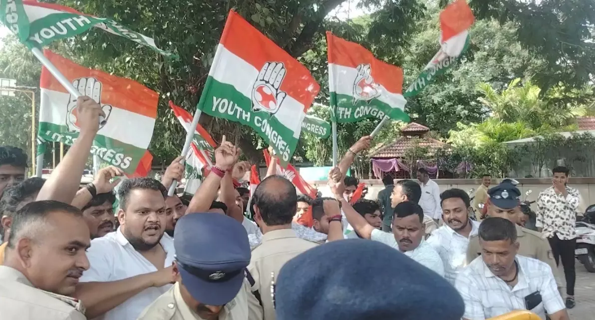 Mysuru | ರಾಹುಲ್ ಗಾಂಧಿ ಮೇಲಿನ FIRಗೆ ಖಂಡನೆ : ಆರೆಸ್ಸೆಸ್, ಬಿಜೆಪಿ ಕಚೇರಿ ಮುತ್ತಿಗೆಗೆ ಯತ್ನಿಸಿದ ಯುವ ಕಾಂಗ್ರೆಸ್ ಕಾರ್ಯಕರ್ತರು ಪೊಲೀಸ್ ವಶಕ್ಕೆ Mysuru | ರಾಹುಲ್ ಗಾಂಧಿ ಮೇಲಿನ FIRಗೆ ಖಂಡನೆ : ಆರೆಸ್ಸೆಸ್, ಬಿಜೆಪಿ ಕಚೇರಿ ಮುತ್ತಿಗೆಗೆ ಯತ್ನಿಸಿದ ಯುವ ಕಾಂಗ್ರೆಸ್ ಕಾರ್ಯಕರ್ತರು ಪೊಲೀಸ್ ವಶಕ್ಕೆ