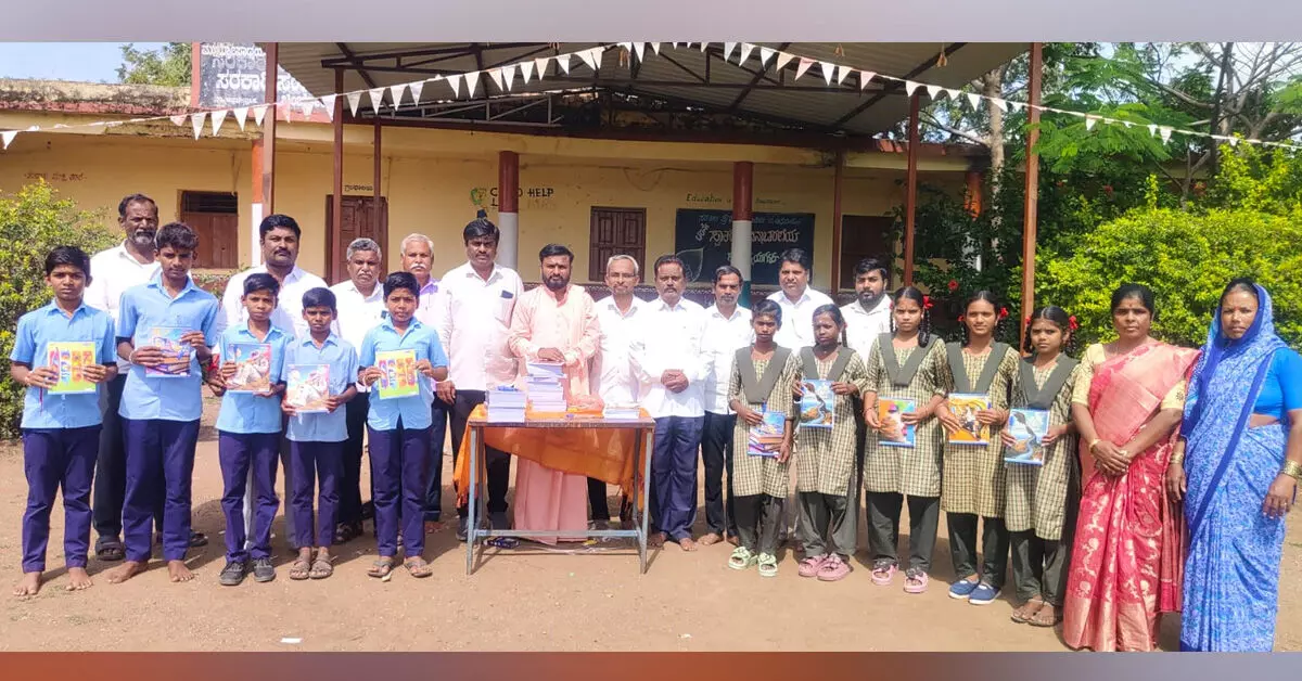Afzalpur | ಡಾ.ದಿ.ಸಿದ್ದಣ್ಣ ಕೊಳ್ಳಿ ಸ್ಮರಣಾರ್ಥ ಶಾಲಾ ಮಕ್ಕಳಿಗೆ ನೋಟ್ ಬುಕ್ ವಿತರಣೆ Afzalpur | ಡಾ.ದಿ.ಸಿದ್ದಣ್ಣ ಕೊಳ್ಳಿ ಸ್ಮರಣಾರ್ಥ ಶಾಲಾ ಮಕ್ಕಳಿಗೆ ನೋಟ್ ಬುಕ್ ವಿತರಣೆ