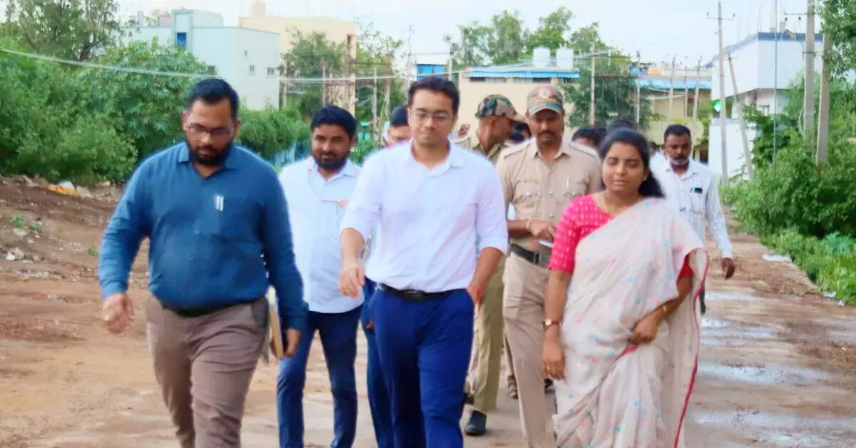 Raichur | ನಗರದ ವಿವಿಧ ವಾರ್ಡ್ಗಳಿಗೆ ಜಿಲ್ಲಾಧಿಕಾರಿ ಭೇಟಿ : ಅಭಿವೃದ್ಧಿ ಕಾಮಗಾರಿಗಳ ಪರಿಶೀಲನೆ Raichur | ನಗರದ ವಿವಿಧ ವಾರ್ಡ್ಗಳಿಗೆ ಜಿಲ್ಲಾಧಿಕಾರಿ ಭೇಟಿ : ಅಭಿವೃದ್ಧಿ ಕಾಮಗಾರಿಗಳ ಪರಿಶೀಲನೆ