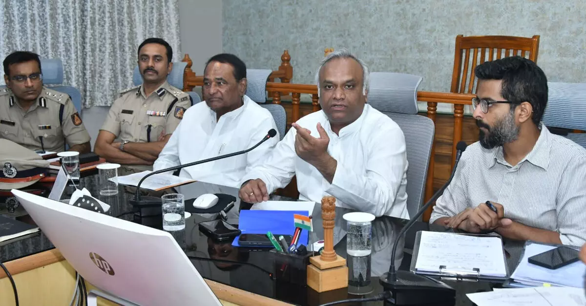 Kalaburagi | ಭೀಮಾಗೆ ನಿಯಮಿತ ನೀರು ಹರಿಸಲು ಅಧ್ಯಯನ; ಅಧಿಕಾರಿಗಳ ತಂಡ ರಚನೆಗೆ ಪ್ರಿಯಾಂಕ್ ಖರ್ಗೆ ಸೂಚನೆ Kalaburagi | ಭೀಮಾಗೆ ನಿಯಮಿತ ನೀರು ಹರಿಸಲು ಅಧ್ಯಯನ; ಅಧಿಕಾರಿಗಳ ತಂಡ ರಚನೆಗೆ ಪ್ರಿಯಾಂಕ್ ಖರ್ಗೆ ಸೂಚನೆ