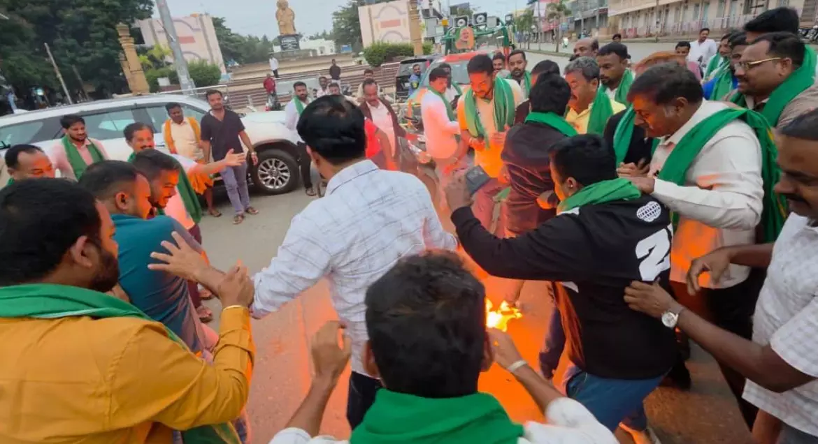 ದಾವಣಗೆರೆ ಬಂದ್ಗೆ ಮಿಶ್ರ ಪ್ರತಿಕ್ರಿಯೆ ದಾವಣಗೆರೆ ಬಂದ್ಗೆ ಮಿಶ್ರ ಪ್ರತಿಕ್ರಿಯೆ