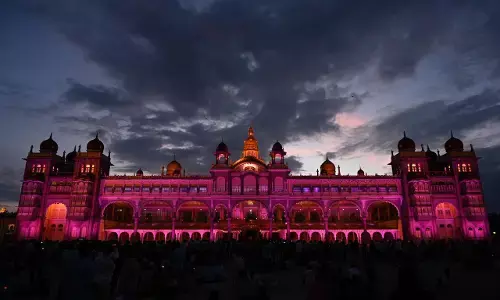 ʼಗೃಹಲಕ್ಷ್ಮಿʼಗೆ 3 ವರ್ಷದ ಸಂಭ್ರಮ; ಗುಲಾಬಿ ಬಣ್ಣದಲ್ಲಿ ಕಂಗೊಳಿಸಿದ ಪಾರಂಪರಿಕ ಕಟ್ಟಡಗಳು