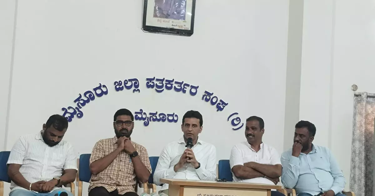 ಆರೆಸ್ಸೆಸ್ನ ಇಮೇಜ್ ಉಳಿಸಿಕೊಳ್ಳಲು ಮೋಹನ್ ಭಾಗವತ್ ʼಮುಸ್ಲಿಮರು ನಮ್ಮ ಬಾಂಧವರುʼ ಎಂದಿದ್ದಾರೆ : ಸಚಿವ ರಿಝ್ವಾನ್ ಅರ್ಷದ್ ಆರೆಸ್ಸೆಸ್ನ ಇಮೇಜ್ ಉಳಿಸಿಕೊಳ್ಳಲು ಮೋಹನ್ ಭಾಗವತ್ ʼಮುಸ್ಲಿಮರು ನಮ್ಮ ಬಾಂಧವರುʼ ಎಂದಿದ್ದಾರೆ : ಸಚಿವ ರಿಝ್ವಾನ್ ಅರ್ಷದ್