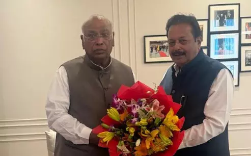 ಪಕ್ಷದ ವರಿಷ್ಠರನ್ನು ಭೇಟಿ ಮಾಡಿದ ಸಚಿವ ಚಲುವರಾಯಸ್ವಾಮಿ ಪಕ್ಷದ ವರಿಷ್ಠರನ್ನು ಭೇಟಿ ಮಾಡಿದ ಸಚಿವ ಚಲುವರಾಯಸ್ವಾಮಿ