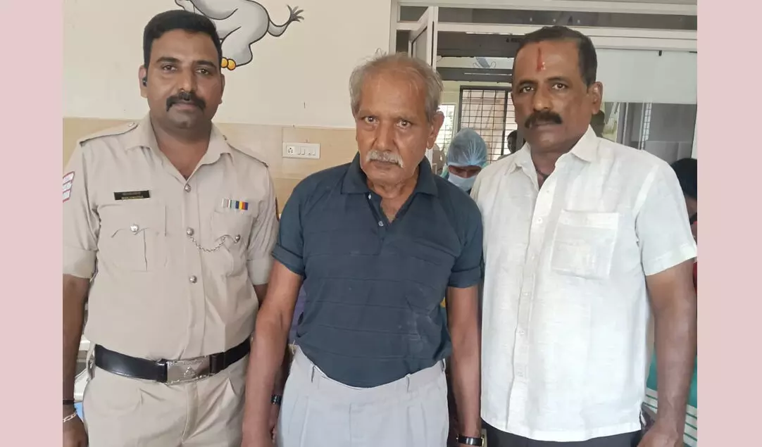 ಉಡುಪಿ: ಅಸ್ವಸ್ಥ ಸ್ಥಿತಿಯಲ್ಲಿ ರೈಲ್ವೆ ಹಳಿ ಬಳಿಯಿದ್ದ ನಿವೃತ್ತ ಲೆಫ್ಟಿನೆಂಟ್ ಕಮಾಂಡರ್ ರಕ್ಷಣೆ ಉಡುಪಿ: ಅಸ್ವಸ್ಥ ಸ್ಥಿತಿಯಲ್ಲಿ ರೈಲ್ವೆ ಹಳಿ ಬಳಿಯಿದ್ದ ನಿವೃತ್ತ ಲೆಫ್ಟಿನೆಂಟ್ ಕಮಾಂಡರ್ ರಕ್ಷಣೆ