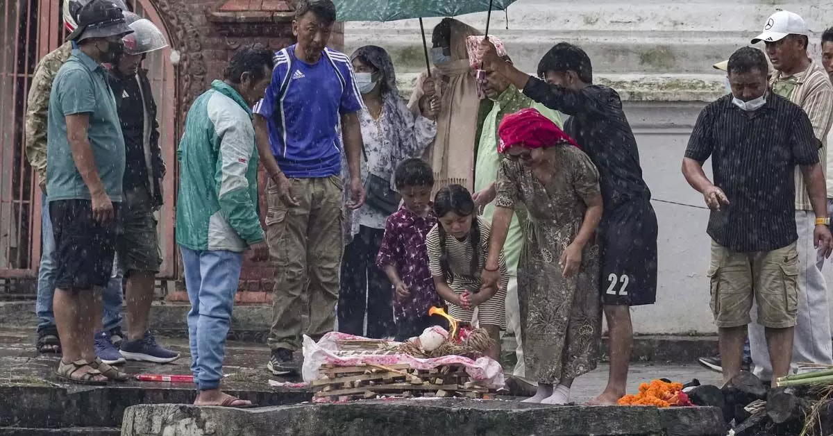 Nepal ಪ್ರವಾಹ | ಮೃತರ ಸಂಖ್ಯೆ 1,243ಕ್ಕೆ ಏರಿಕೆ; ನಾಪತ್ತೆಯಾಗಿರುವ ಸಾವಿರಾರು ಮಂದಿಯ ಸಾಂಕೇತಿಕ ಅಂತ್ಯಕ್ರಿಯೆ ನಡೆಸಿದ ಸಂಬಂಧಿಕರು Nepal ಪ್ರವಾಹ | ಮೃತರ ಸಂಖ್ಯೆ 1,243ಕ್ಕೆ ಏರಿಕೆ; ನಾಪತ್ತೆಯಾಗಿರುವ ಸಾವಿರಾರು ಮಂದಿಯ ಸಾಂಕೇತಿಕ ಅಂತ್ಯಕ್ರಿಯೆ ನಡೆಸಿದ ಸಂಬಂಧಿಕರು