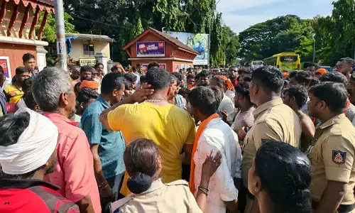 ಹೂವಿನ ವ್ಯಾಪಾರಿಗಳನ್ನು ತೆರವುಗೊಳಿಸಿದ ಮನಪಾ