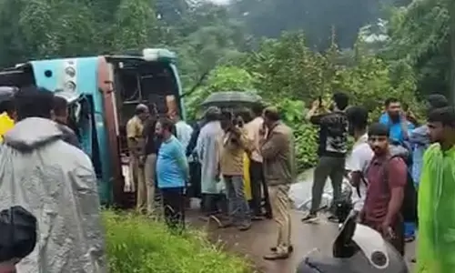 ಪಣಂಬೂರು: ಚಾಲಕನ ನಿಯಂತ್ರಣ ತಪ್ಪಿ ಬಸ್ ಪಲ್ಟಿ; ಅಪಾಯದಿಂದ ಪಾರಾದ ಪ್ರಯಾಣಿಕರು