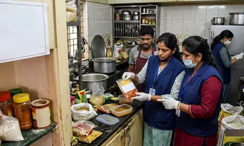 ಬೆಂಗಳೂರಿನ ಪಿಜಿಗಳ ಮೇಲೆ ಆಹಾರ ಸುರಕ್ಷತಾ ಇಲಾಖೆ ದಾಳಿ: 23 ಪಿಜಿಗಳಿಗೆ ನೋಟಿಸ್
