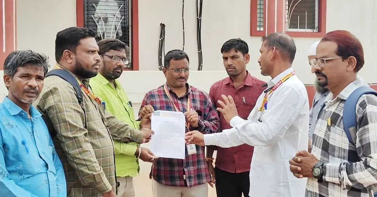 Bidar | ಪತ್ರಕರ್ತರ ಮೇಲೆ ಪೊಲೀಸ್ ಹಲ್ಲೆ ಆರೋಪ: ತನಿಖೆಗೆ ಆಗ್ರಹ Bidar | ಪತ್ರಕರ್ತರ ಮೇಲೆ ಪೊಲೀಸ್ ಹಲ್ಲೆ ಆರೋಪ: ತನಿಖೆಗೆ ಆಗ್ರಹ