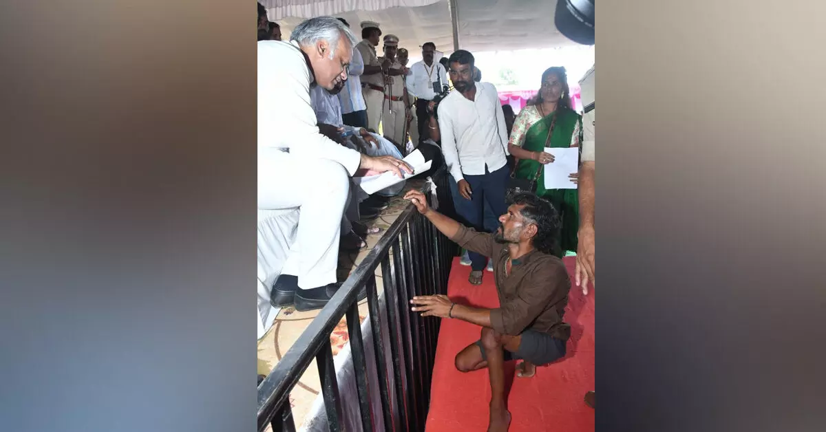 Kalaburagi | ಕಮಲಾಪುರದ ಚೊಚ್ಚಲ ‘ಪ್ರಜಾ ಸೇವೆ’ ಸಭೆ ಯಶಸ್ವಿ; 1,061 ಅರ್ಜಿ ಸ್ವೀಕಾರ Kalaburagi | ಕಮಲಾಪುರದ ಚೊಚ್ಚಲ ‘ಪ್ರಜಾ ಸೇವೆ’ ಸಭೆ ಯಶಸ್ವಿ; 1,061 ಅರ್ಜಿ ಸ್ವೀಕಾರ