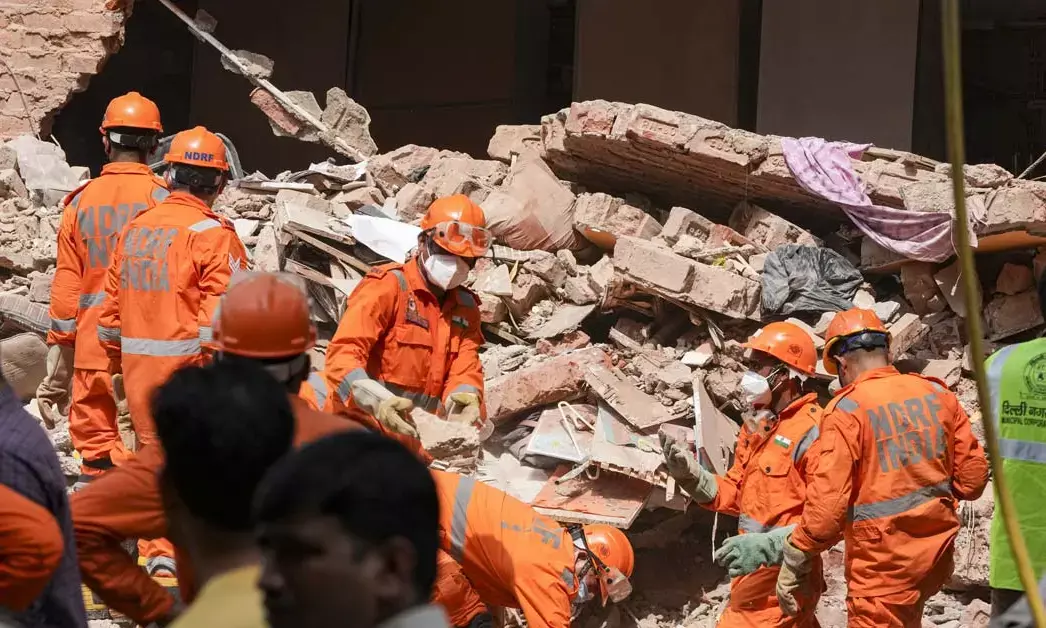 ದಿಲ್ಲಿ ಕಟ್ಟಡ ಕುಸಿತ: ಡೆಪ್ಯೂಟಿ ಕಮಿಷನರ್ ಸೇರಿ ಐವರು MCD ಅಧಿಕಾರಿಗಳ ಅಮಾನತು