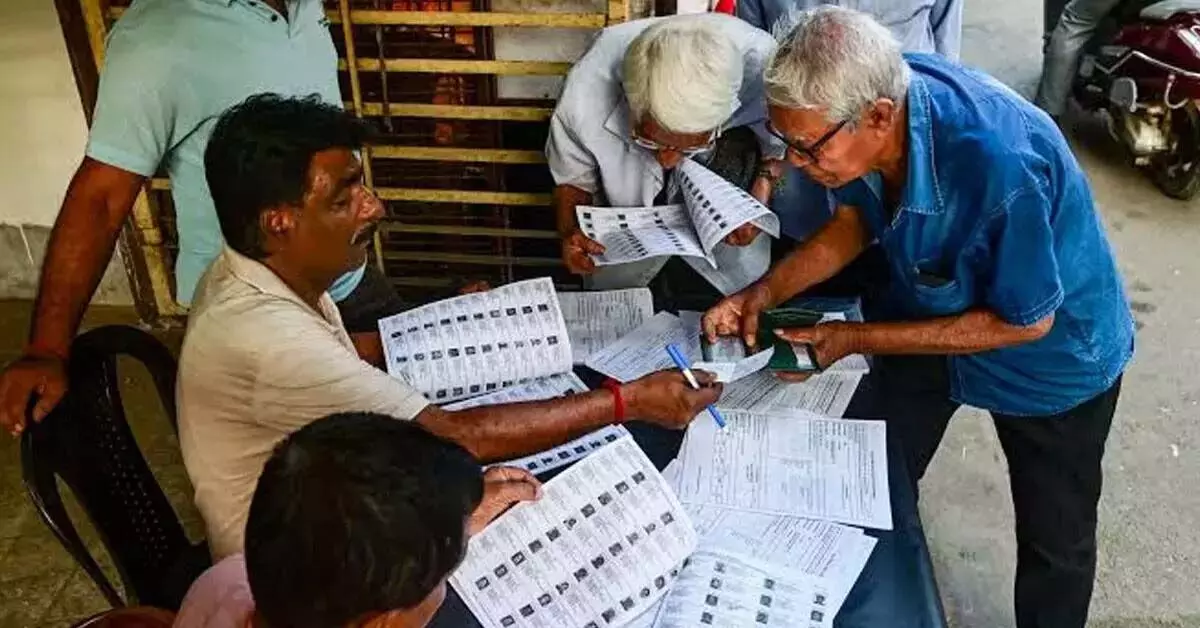 SIR | ಸಾರ್ವಜನಿಕರ ಒತ್ತಾಯದ ಬಳಿಕ 43.81 ಲಕ್ಷ ನೋಟಿಸ್ ಪಟ್ಟಿ ಪ್ರಕಟಿಸಿದ ಕರ್ನಾಟಕ ಸಿಇಒ SIR | ಸಾರ್ವಜನಿಕರ ಒತ್ತಾಯದ ಬಳಿಕ 43.81 ಲಕ್ಷ ನೋಟಿಸ್ ಪಟ್ಟಿ ಪ್ರಕಟಿಸಿದ ಕರ್ನಾಟಕ ಸಿಇಒ