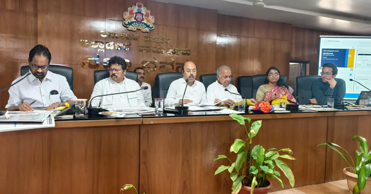 ನಿಜಾಮರ ಕಾಲದ ಕುಡಿಯುವ ನೀರಿನ ಪೈಪ್ಲೈನ್ ಪರಿಶೀಲಿಸಿ ಅಪ್ಗ್ರೇಡ್ ಮಾಡಿ : ಸಚಿವ ಯತೀಂದ್ರ ಸಿದ್ದರಾಮಯ್ಯ ನಿಜಾಮರ ಕಾಲದ ಕುಡಿಯುವ ನೀರಿನ ಪೈಪ್ಲೈನ್ ಪರಿಶೀಲಿಸಿ ಅಪ್ಗ್ರೇಡ್ ಮಾಡಿ : ಸಚಿವ ಯತೀಂದ್ರ ಸಿದ್ದರಾಮಯ್ಯ