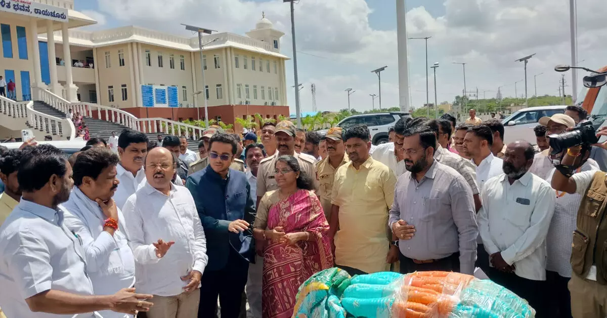 ಪ್ಲಾಸ್ಟಿಕ್ ಬಾಟಲಿಗಳಿಂದ ನಿರ್ಮಿಸಿದ ಆನೆ ಕಲಾಕೃತಿ ಅನಾವರಣಗೊಳಿಸಿದ ಸಚಿವ ಯತೀಂದ್ರ ಸಿದ್ದರಾಮಯ್ಯ ಪ್ಲಾಸ್ಟಿಕ್ ಬಾಟಲಿಗಳಿಂದ ನಿರ್ಮಿಸಿದ ಆನೆ ಕಲಾಕೃತಿ ಅನಾವರಣಗೊಳಿಸಿದ ಸಚಿವ ಯತೀಂದ್ರ ಸಿದ್ದರಾಮಯ್ಯ