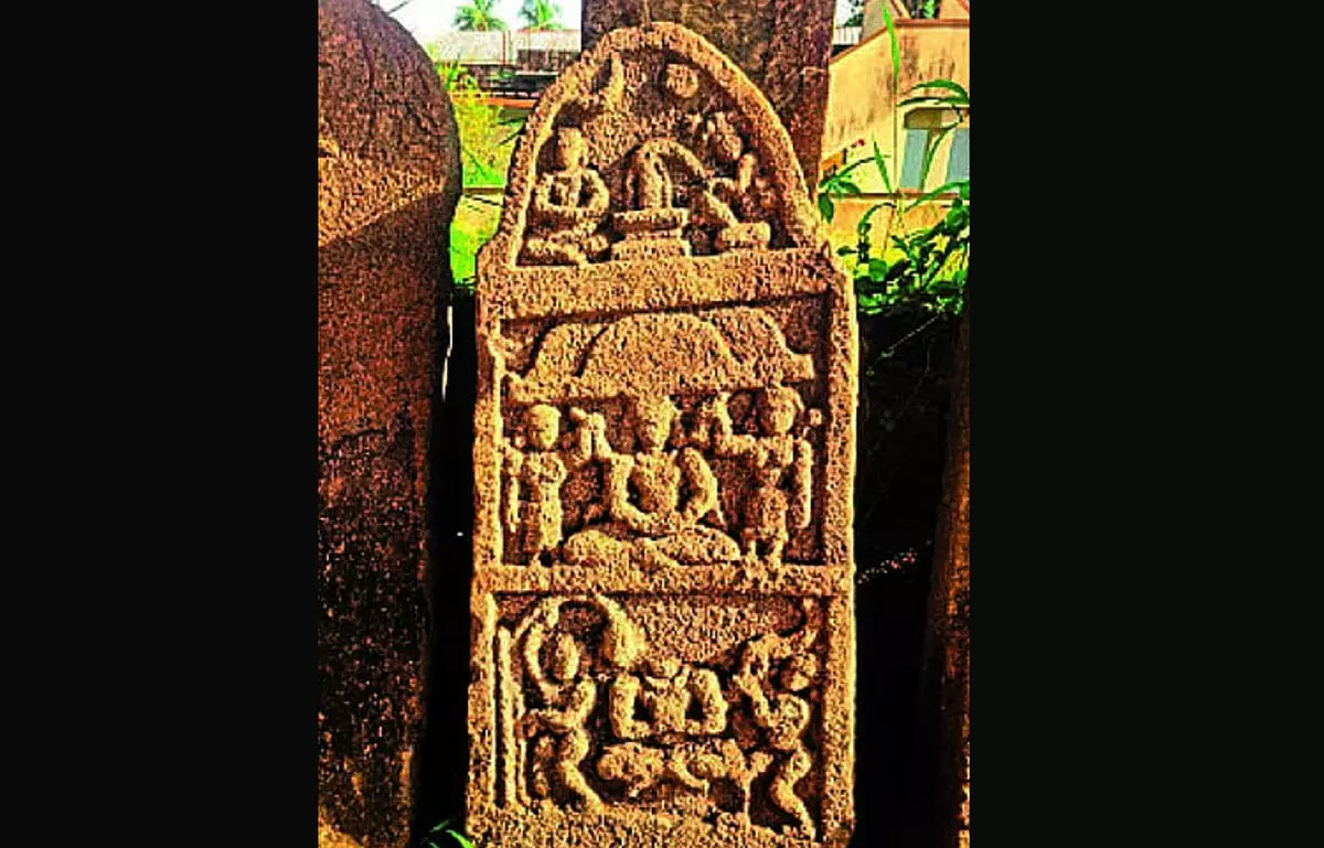 ಬಾರಕೂರಿನಲ್ಲಿ ಅತ್ಯಂತ ಅಪರೂಪದ ಸಿಡಿತಲೆ ವೀರಗಲ್ಲು ಪತ್ತೆ ಬಾರಕೂರಿನಲ್ಲಿ ಅತ್ಯಂತ ಅಪರೂಪದ ಸಿಡಿತಲೆ ವೀರಗಲ್ಲು ಪತ್ತೆ