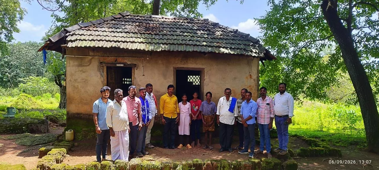 ಬೆಳ್ಳಾಲ ಮೋರ್ಟು ಮಾಕಡಿಯಲ್ಲೊಂದು ಕರುಣಾಜನಕ ಕಥೆ; ಶಿಥಿಲಾವಸ್ಥೆಯ ಮನೆಯಲ್ಲಿ ಬದುಕುತ್ತಿದೆ ಮಂಜ ಕೊರಗ ಕುಟುಂಬ ಬೆಳ್ಳಾಲ ಮೋರ್ಟು ಮಾಕಡಿಯಲ್ಲೊಂದು ಕರುಣಾಜನಕ ಕಥೆ; ಶಿಥಿಲಾವಸ್ಥೆಯ ಮನೆಯಲ್ಲಿ ಬದುಕುತ್ತಿದೆ ಮಂಜ ಕೊರಗ ಕುಟುಂಬ